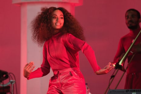 Glastonbury Festival 2017 - Day 3GLASTONBURY, ENGLAND - JUNE 24: Solange Knowles performs on day 3 of the Glastonbury Festival 2017 at Worthy Farm, Pilton on June 24, 2017 in Glastonbury, England. (Photo by Harry Durrant/Getty Images)