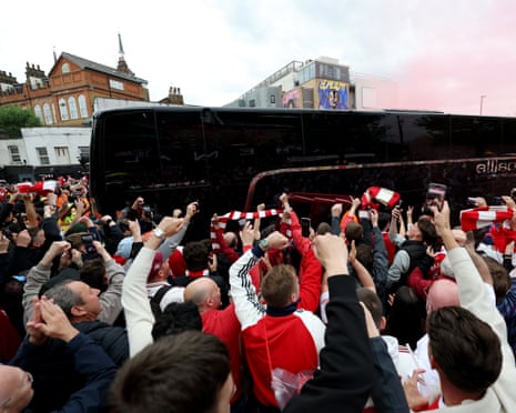 … while Arsenal’s ride is comparatively understated. All black, a Diego Simeone homage perhaps?