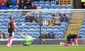 Jeff Hendrick (13) of Burnley scores to make it 3-0 .