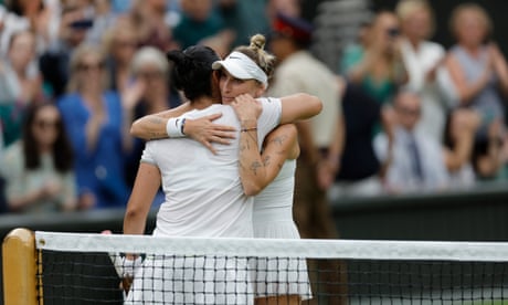 روز سيزدهم: مسابقات قهرماني - ويمبلدون 2023<br>ماركتا وندروسوا از جمهوري چك پس از پيروزي در پايان مسابقه فينال تنيس انفرادي زنان خود در سيزدهمين روز از مسابقات قهرماني ويمبلدون 2023 در كلوپ تنيس چمن آل انگلستان در ويمبلدون، اونز جابر تونسي را در آغوش مي گيرد. جنوب غربي لندن، در 15 جولاي 2023.