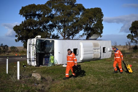 Los servicios de emergencia en la escena de un accidente de autobús Eynesbury en Melbourne el miércoles.
