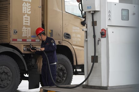 Workers at Meijin Energy refuelling with hydrogen.