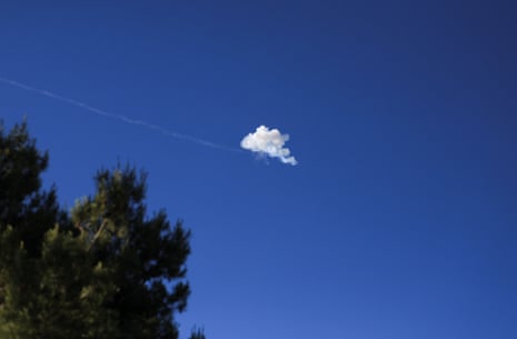 دخان ناتج عن انفجار في السماء بعد أن اعترض نظام القبة الحديدية الإسرائيلي المضاد للصواريخ صاروخا إيرانيا، كما يظهر من القدس يوم الاثنين.