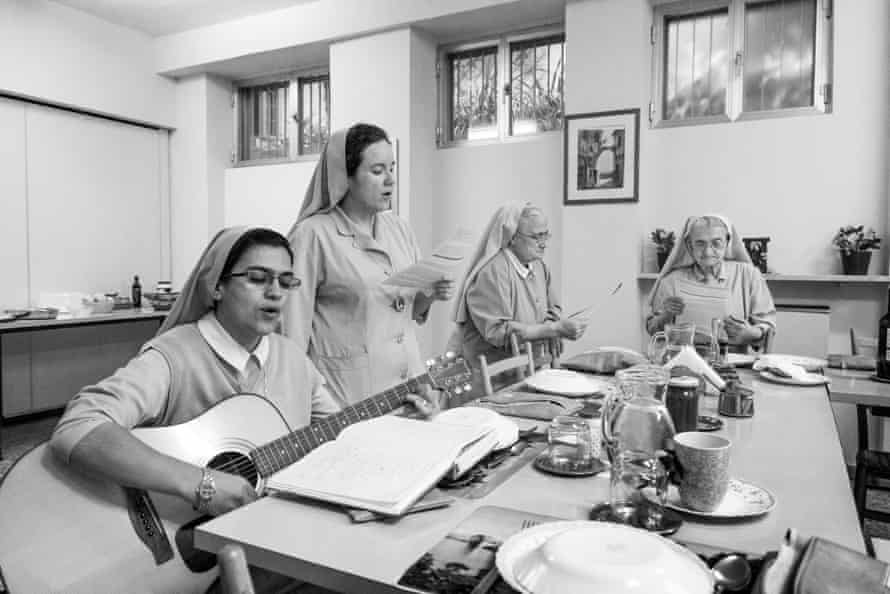Ravasco nuns singing together