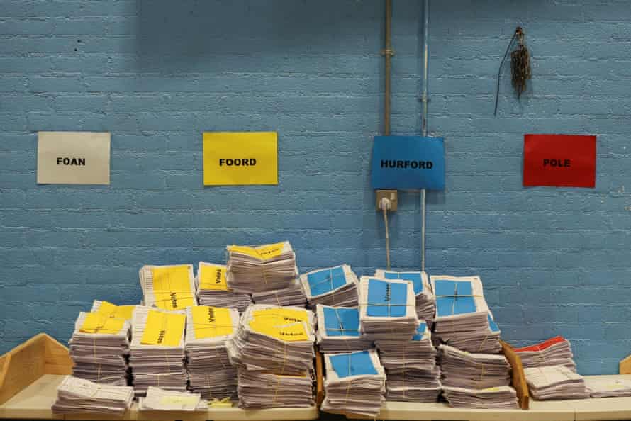 Les votes Lib Dem s'accumulent lors du dépouillement à Tiverton et Honiton.