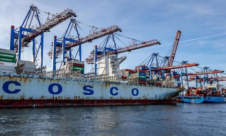 Le navi vengono scaricate nel porto di Amburgo