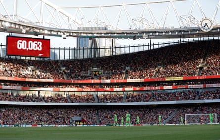 Rekor penonton untuk pertandingan klub wanita di Inggris diumumkan selama pertandingan leg 2 semifinal Liga Champions UEFA antara Arsenal Wanita dan VfL Wolfsburg Wanita di Stadion Emirates.