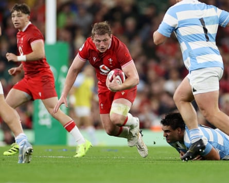 Wales’s Jac Morgan runs with the ball against the Pumas