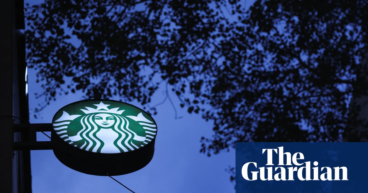 Иск твърди че веригата кафенета е доставяла материали от ферми