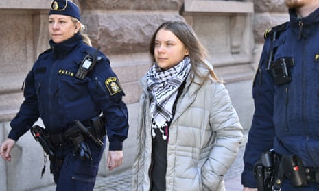 Švedska policija je Greto Thunberg skupaj z ostalimi aktivisti fizično odstranila izpred švedskega parlamenta