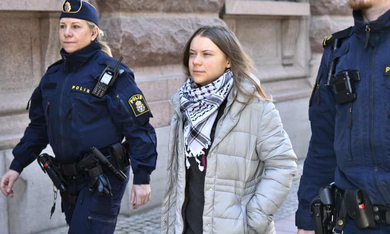 La policía sueca retira por la fuerza a Greta Thunberg de la entrada del parlamento.