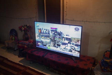 A TV in a darkened room showing the news.