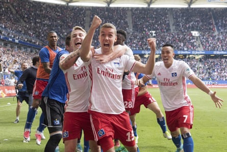 Lewis Holtby, Gian-Luca Waldschmidt and Bobby Wood celebrate the decisive goal against VfL Wolfsburg.
