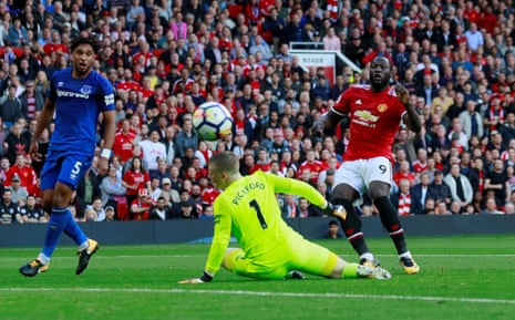 Lukaku chips it over Pickford, but wide of the post.