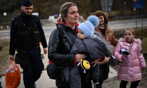 Ukrainians crossing the border into Poland