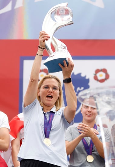Sarina Wiegman, England’s manager, lifts the trophy again on Monday.