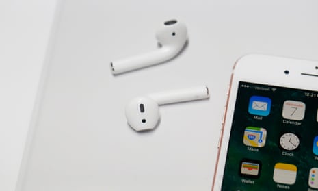 Ruckus Atomisk tankevækkende AirPods: Apple says it needs 'more time' before selling new wireless  earbuds | Apple | The Guardian