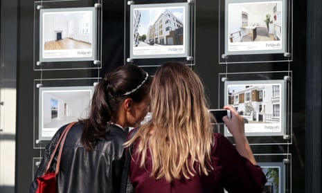 UK shopper confidence lowest since April 2020, as dwelling repossessions rise – enterprise dwell | Enterprise 10 An estate agents window, in Kentish Town, London.