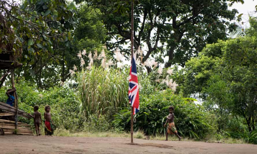 Дети деревни Яохнанен играют, пока Юнион Джек летает наполовину