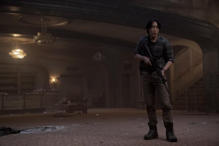 Jesse (Young Mazino) holds a gun in the theatre