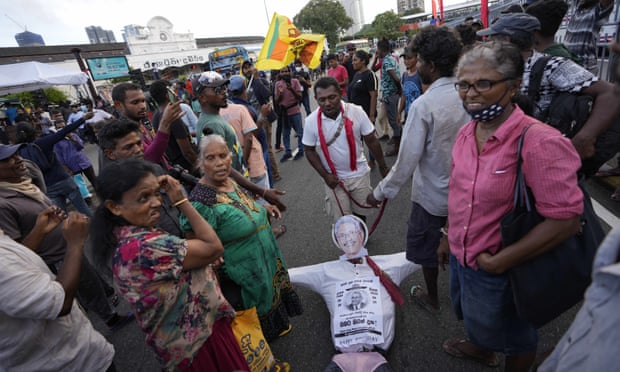 Demonstrators with an effigy of Gotabaya Rajapaksa in Colombo 