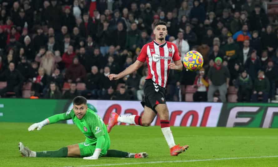 Armando Broja beats Álvaro Fernández to give Southampton a two-goal cushion