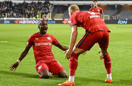 Moussa Diaby (kiri) dan Mitchel Bakker sama-sama mencetak gol untuk Leverkusen.