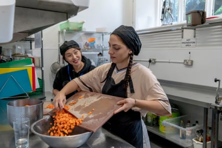 يقوم المتطوعون بإعداد وجبة الغداء اليومية في مطبخ Oasis Cardiff.