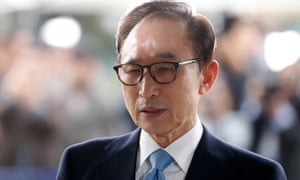 Lee Myung-bak arrives at the prosecutor’s office for questioning in March.