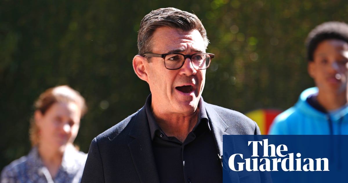 Andy Burnham đã phát biểu trong chuyến thăm một trung tâm gia đình ở Sheffield vào thứ Sáu (Ảnh: Annabel Lee-Ellis/Pool PA/AP)