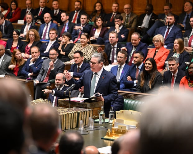 Dos detenidos por esconder un teléfono en la Cámara de los Comunes, supuestamente para reproducir ruidos sexuales durante la sesión de preguntas al Primer Ministro. Dos detenidos por esconder un teléfono en la Cámara de los Comunes, supuestamente para reproducir ruidos sexuales durante la sesión de preguntas al Primer Ministro.