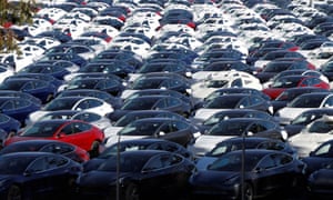 Tesla Model 3 vehículos eléctricos en un aparcamiento