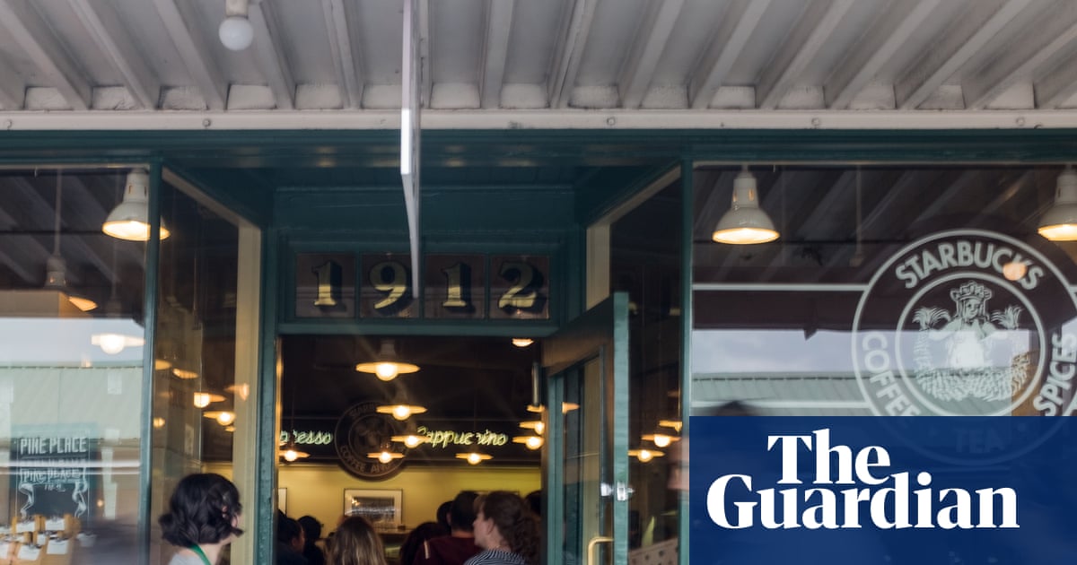 पहली बार स्टारबक्स स्टोर के कर्मचारी अनुबंध की लड़ाई के बीच यूनियन बनाने की कोशिश कर रहे हैं