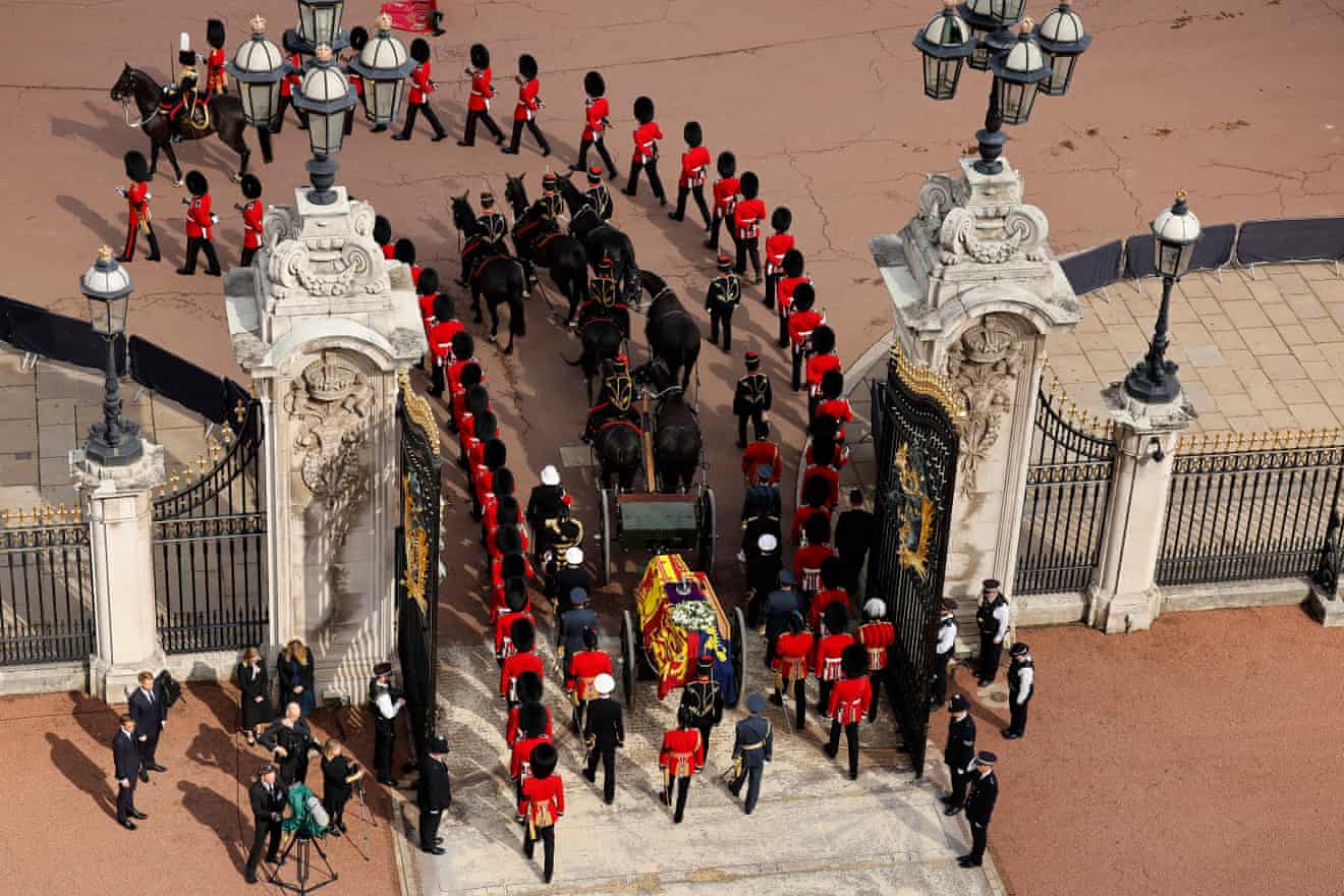 Procesiunea se deplasează prin porțile Palatului Buckingham