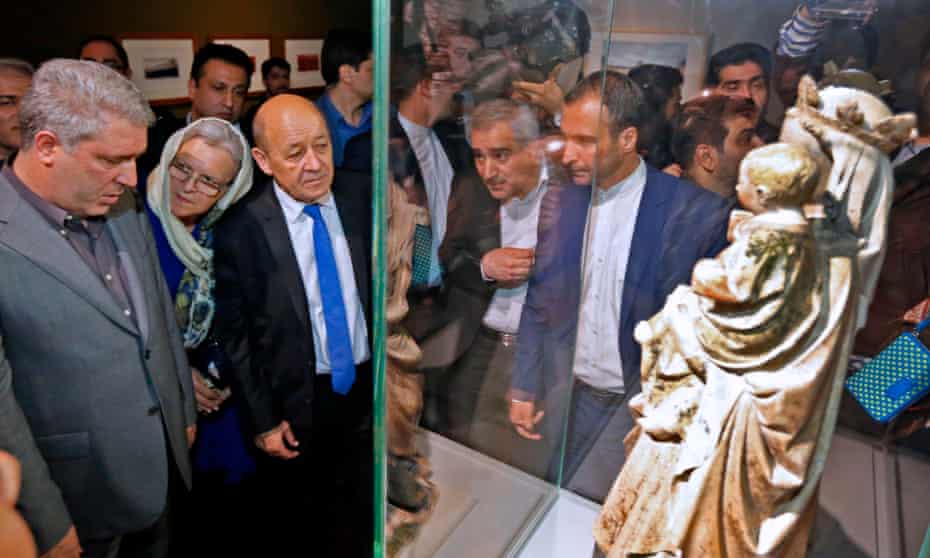 French Foreign Minister Jean-Yves Le Drian (left) tours an exhibition of 50 artworks from the Louvre on display at the National Museum in Tehran