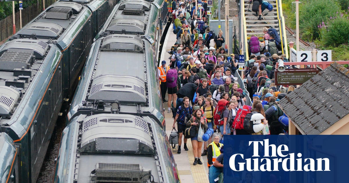 Glastonbury organisers warn of traffic delays leaving site amid 30C temperatures | Glastonbury 2025 Glastonbury organisers warn of traffic delays leaving site amid 30C temperatures | Glastonbury 2025
