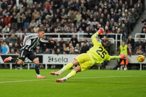 Harvey Barnes shoots wide