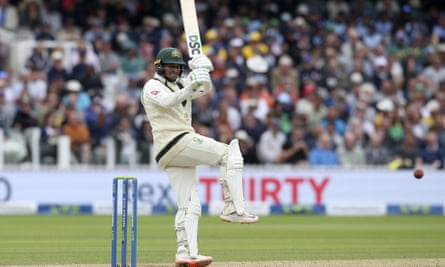 Usman Khawaja melakukan tembakan ke gawang Inggris