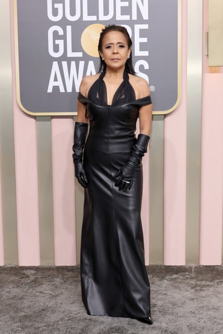 Dolly De Leon assiste aux Golden Globe Awards 2023 dans un design de Norman René Devera.