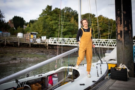 Une femme debout sur un bateau de course blanc