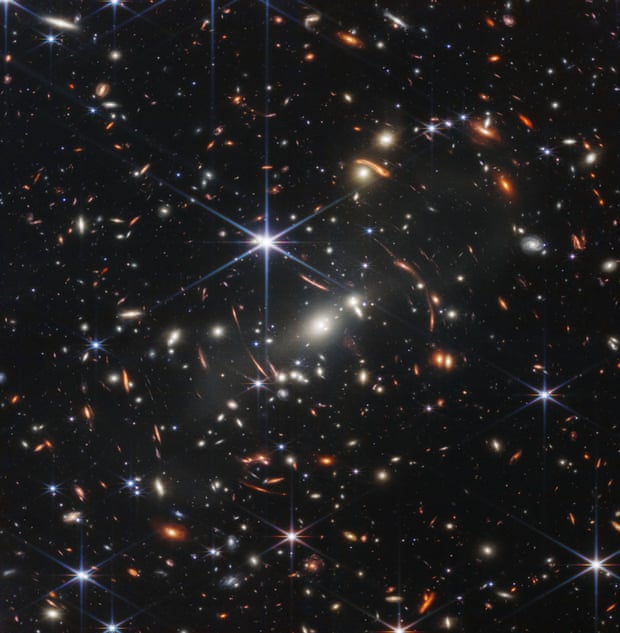 Pierwsze głębokie pole Webba, które pokazuje grupę galaktyk o nazwie SMACS 0723, tak jak pojawiła się 4,6 miliarda lat temu.