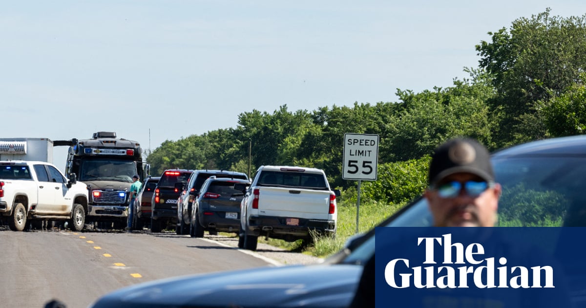 Pilot and 11 skydiving passengers killed in Missouri plane crash