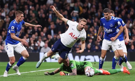 Harry Kane est abattu par son coéquipier anglais Jordan Pickford, ce qui entraîne un penalty des Spurs