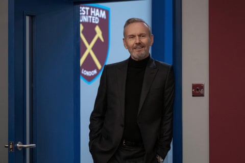 Anthony Head si Rupert Mannion në Ted Lasso.