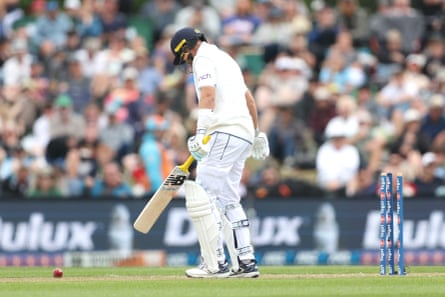 Root failed to score before being bowled by Smith.