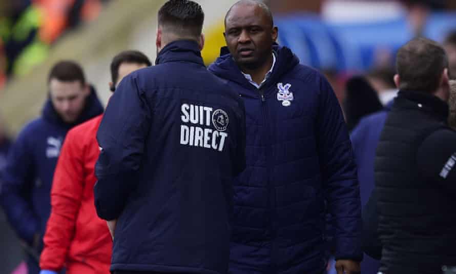 Patrick Vieira et Graeme Leev se serrent la main avant le match.