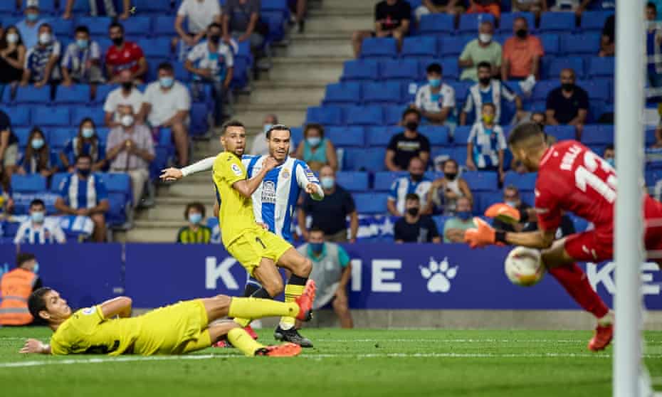 Raúl de Tomás of Espanyol (centre) shoots at goal