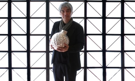 Hurozi Suzuki holding a pice of his work