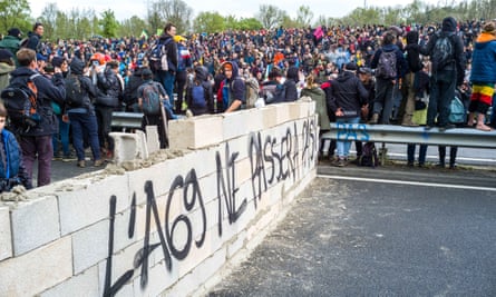 The wall built on the road, with the tag: the A69 will not pass!