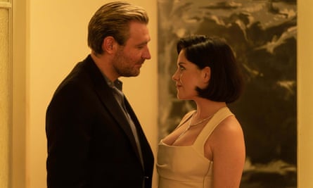 James McArdle as Gal Dove and Sarah Green as Dee Dee Harrison in Sexy Beast.